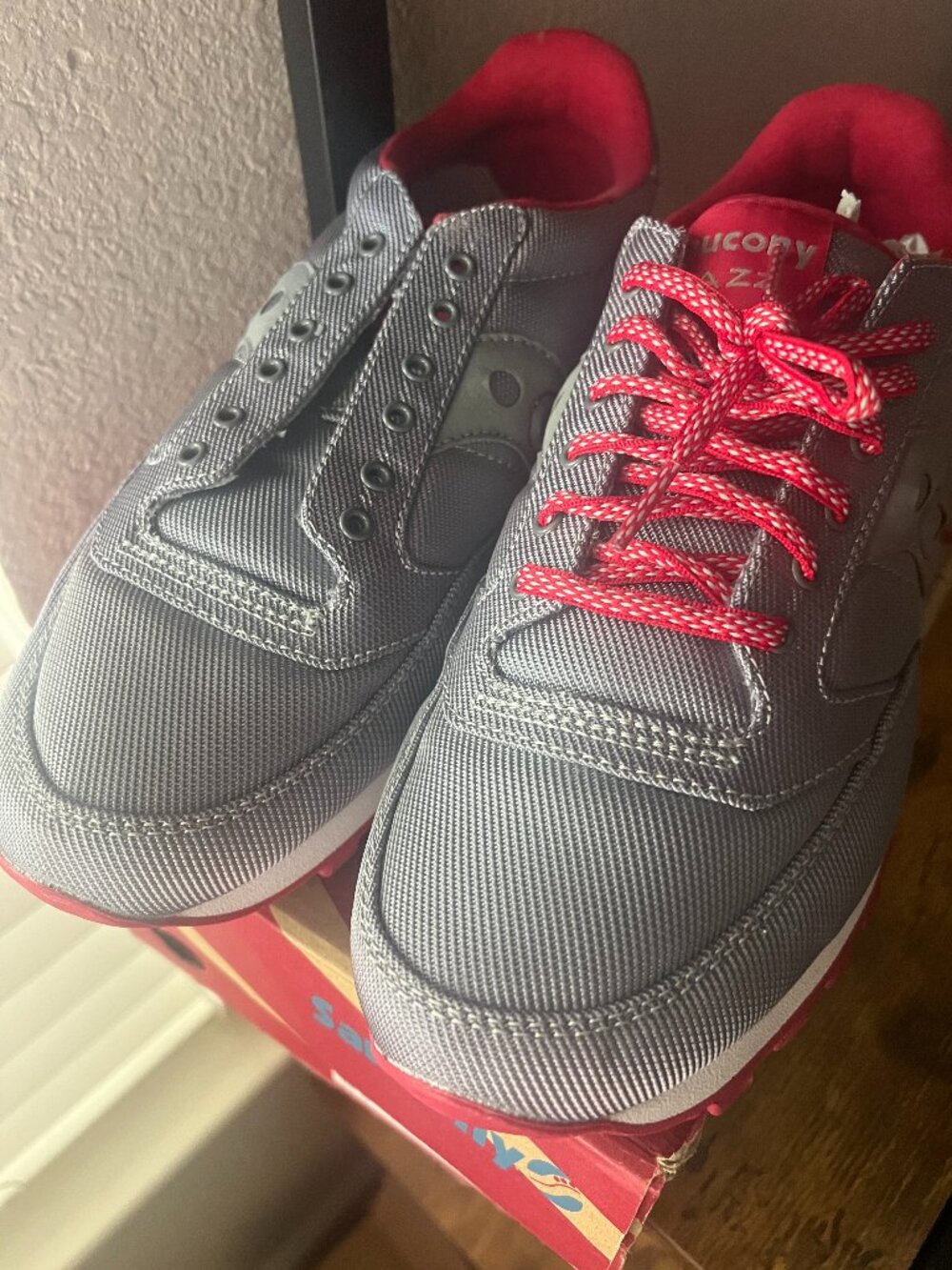 Preowned Saucony 00489163 Jazz original Gray & Red EUC MENS 9.5